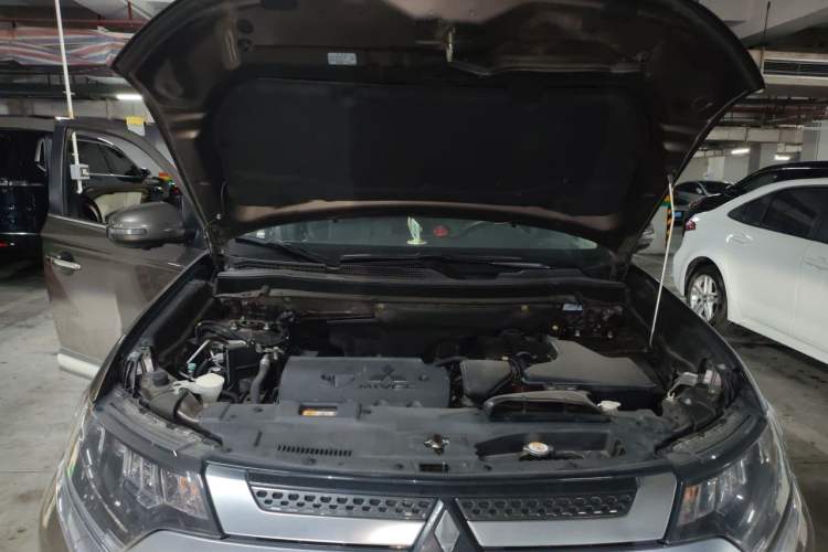 Used Mitsubishi Outlander 2019 2.4L 4x4 Zhi Xiang Edition 7 Seats China V Emission Standard Engine Bay