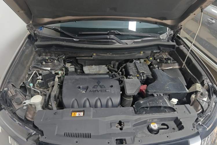 Used Mitsubishi Outlander 2019 2.4L Two-Wheel Drive ZhiXing Version 5 Seats China V Emission Standard Engine Bay