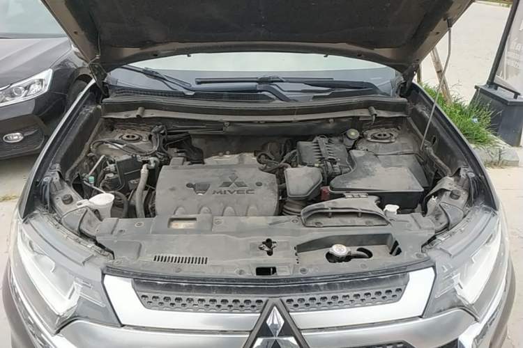 Used Mitsubishi Outlander 2019 2.0L Two-Wheel Drive Comfort Edition 5 Seats China V Standard Engine Bay