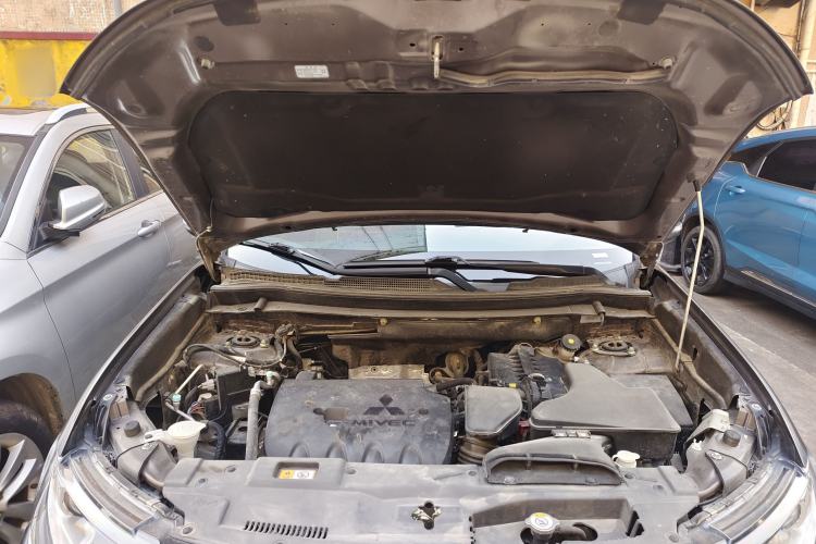 Used Mitsubishi Outlander 2019 2.0L Two-Wheel Drive Comfort Edition 5 Seats China VI Standard Engine Bay