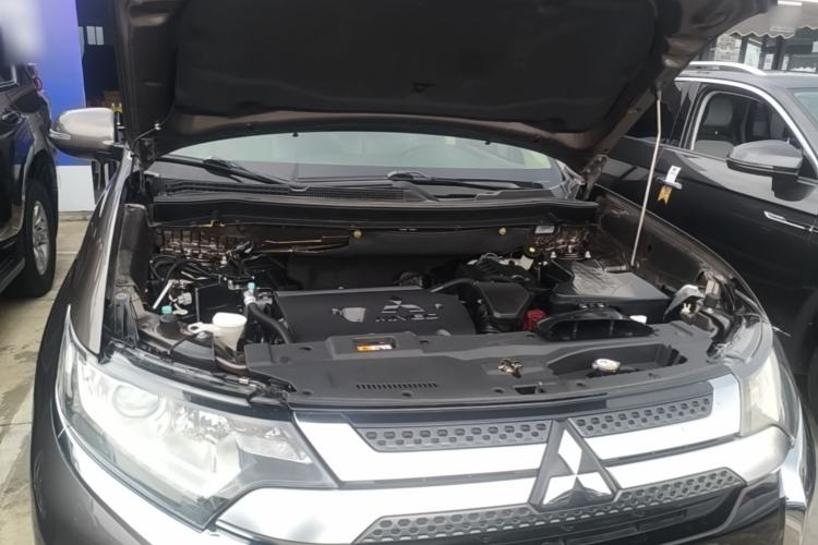 Used Mitsubishi Outlander 2019 2.0L Two-Wheel Drive Comfort Edition 7-Seater China VI Standard Engine Bay