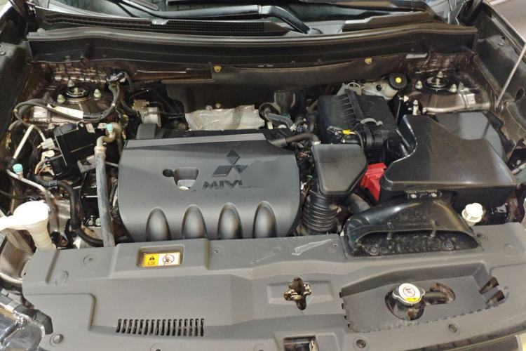 Used Mitsubishi Outlander 2019 2.4L 4x4 Zhi Xiang Edition 7 Seats China VI Standard Engine Bay