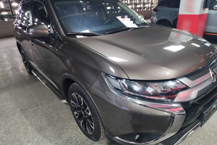Used Mitsubishi Outlander 2019 2.4L 4x4 Zhi Xiang Edition 7 Seats China V Emission Standard Exterior 1