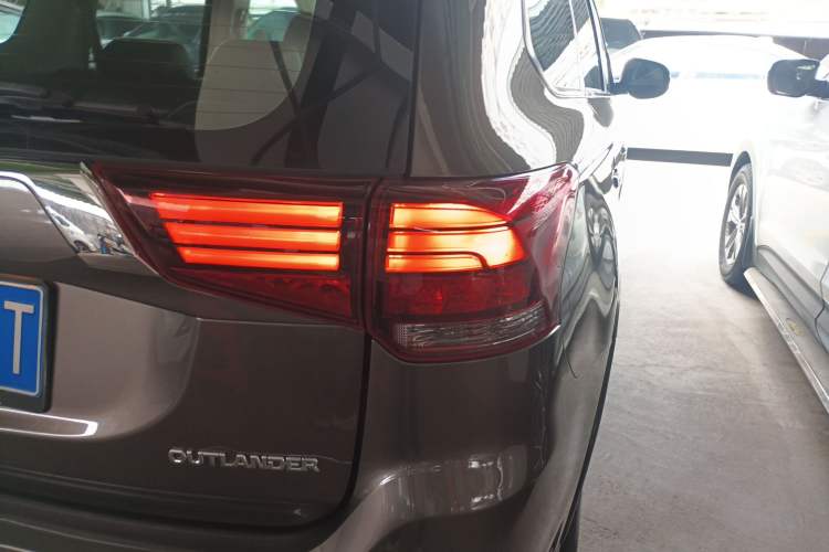 Used Mitsubishi Outlander 2019 2.0L Two-Wheel Drive Comfort Edition 7-Seater China VI Standard Exterior 1