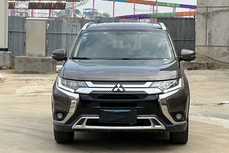 Used Mitsubishi Outlander 2019 2.4L 4x4 Zhi Xiang Edition 7 Seats China VI Standard Exterior 1