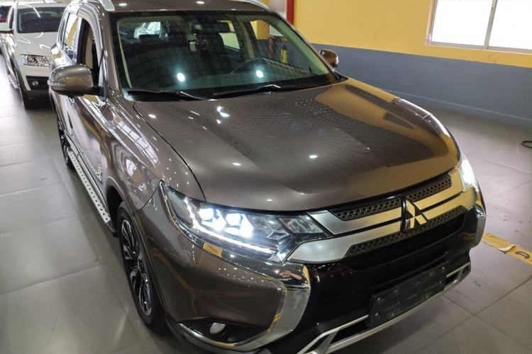 Used Mitsubishi Outlander 2019 2.4L 4x4 Zhi Xiang Edition 7 Seats China VI Standard Exterior 1
