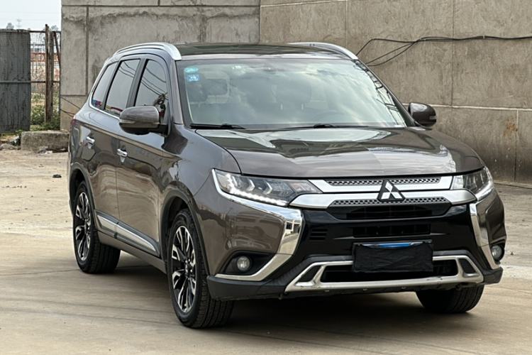 Used Mitsubishi Outlander 2019 2.4L 4x4 Zhi Xiang Edition 7 Seats China VI Standard Exterior 2