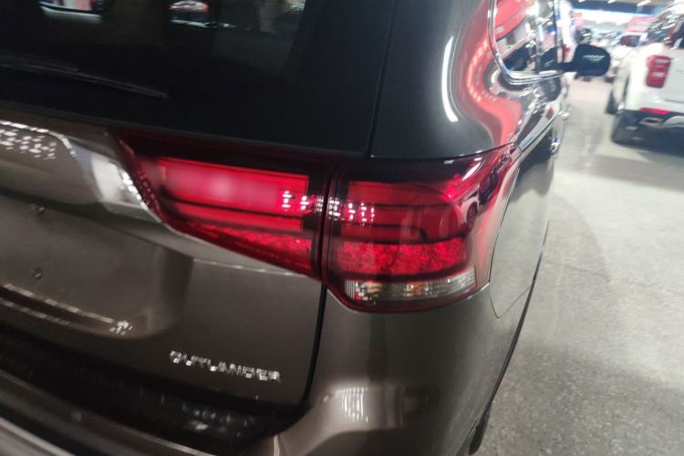 Used Mitsubishi Outlander 2019 2.4L 4x4 Zhi Xiang Edition 7 Seats China V Emission Standard Exterior 3