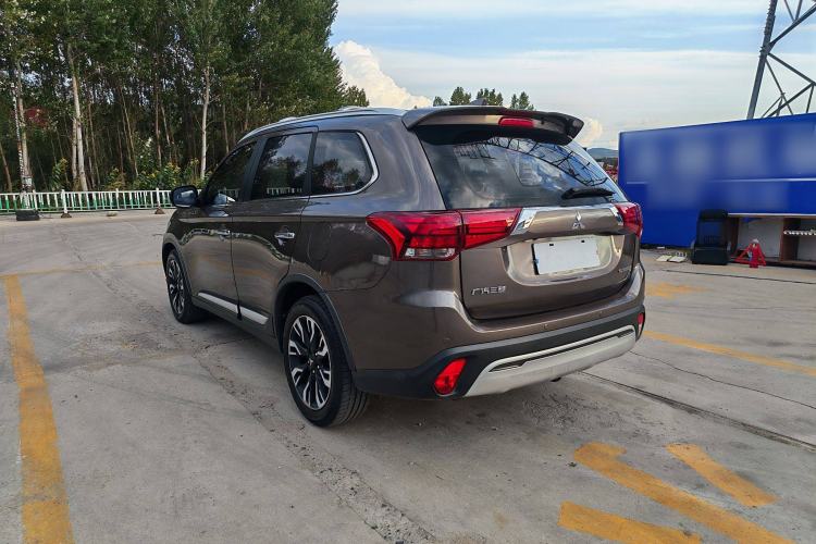 Used Mitsubishi Outlander 2019 2.4L 4x4 Zhi Xiang Edition 7 Seats China VI Standard Exterior 3