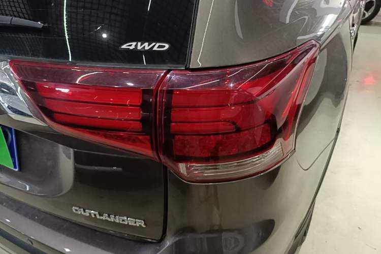 Used Mitsubishi Outlander 2019 2.4L 4x4 Zhi Xiang Edition 5 Seats China V Emission Standard Exterior 3