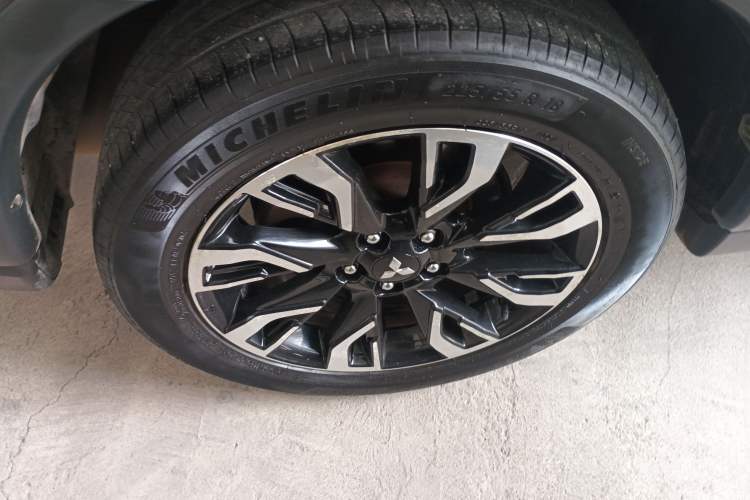 Used Mitsubishi Outlander 2019 2.0L Two-Wheel Drive Comfort Edition 7-Seater China VI Standard Exterior 3