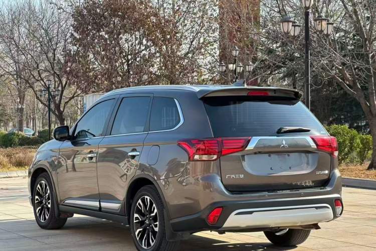 Used Mitsubishi Outlander 2019 2.4L 4x4 Zhi Xiang Edition 7 Seats China VI Standard Exterior 3