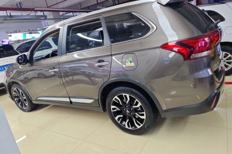 Used Mitsubishi Outlander 2019 2.4L 4x4 Zhi Xiang Edition 5 Seats China VI Standard Exterior 3