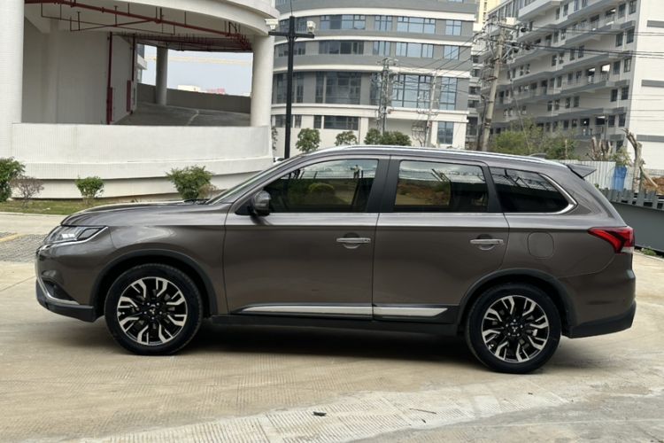 Used Mitsubishi Outlander 2019 2.4L 4x4 Zhi Xiang Edition 7 Seats China VI Standard Exterior 3