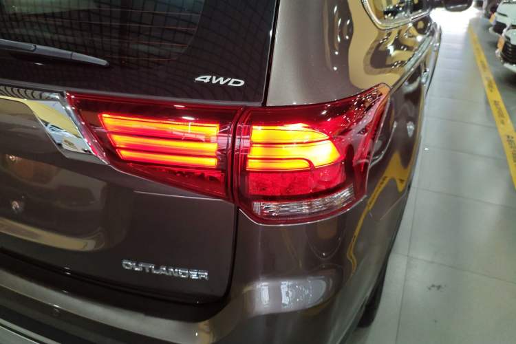Used Mitsubishi Outlander 2019 2.4L 4x4 Zhi Xiang Edition 7 Seats China VI Standard Exterior 3