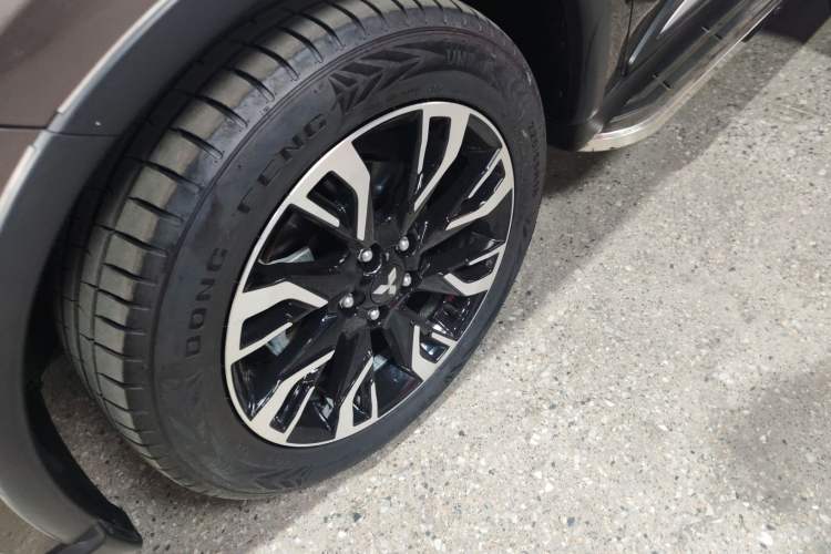 Used Mitsubishi Outlander 2019 2.4L 4x4 Zhi Xiang Edition 7 Seats China V Emission Standard Exterior 4