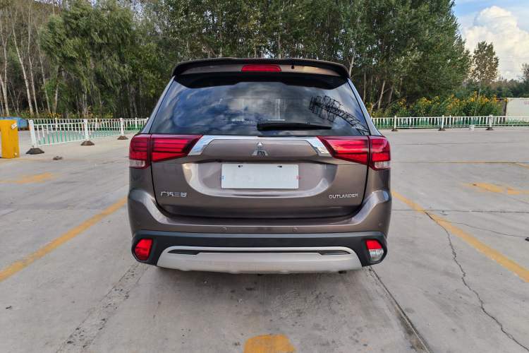 Used Mitsubishi Outlander 2019 2.4L 4x4 Zhi Xiang Edition 7 Seats China VI Standard Exterior 4