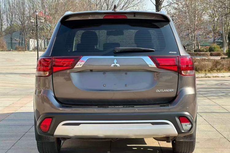 Used Mitsubishi Outlander 2019 2.4L 4x4 Zhi Xiang Edition 7 Seats China VI Standard Exterior 4