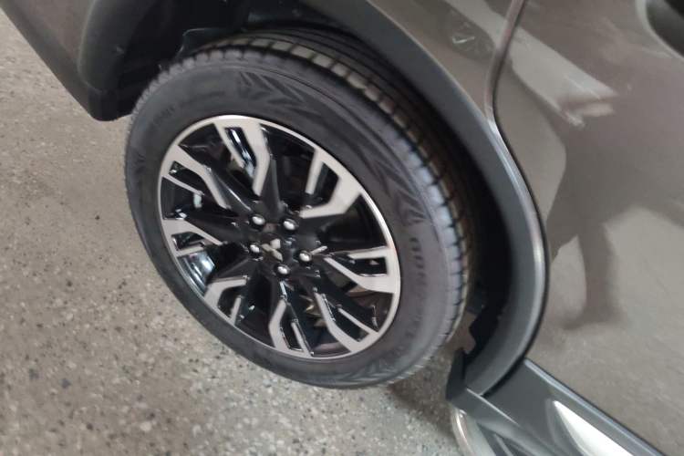 Used Mitsubishi Outlander 2019 2.4L 4x4 Zhi Xiang Edition 7 Seats China V Emission Standard Exterior 5