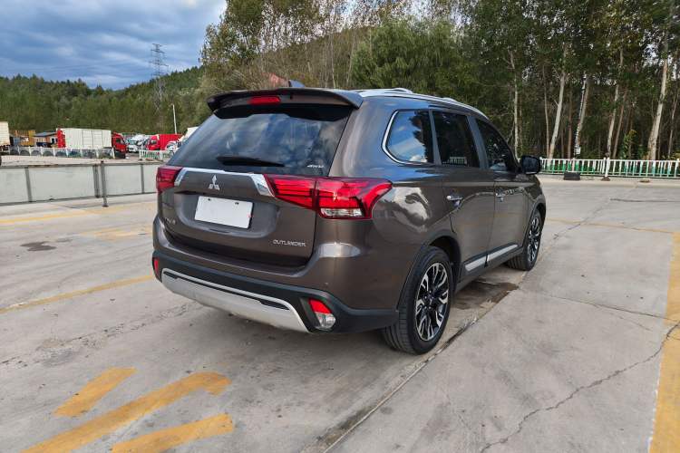 Used Mitsubishi Outlander 2019 2.4L 4x4 Zhi Xiang Edition 7 Seats China VI Standard Exterior 5