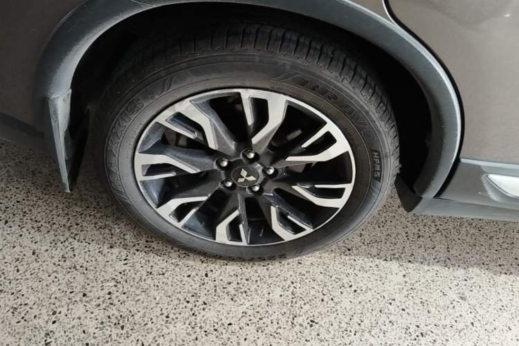 Used Mitsubishi Outlander 2019 2.0L Two-Wheel Drive Comfort Edition 7 Seats China V Emission Standard Exterior 5