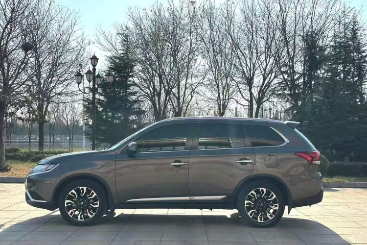 Used Mitsubishi Outlander 2019 2.4L 4x4 Zhi Xiang Edition 7 Seats China VI Standard Exterior 5