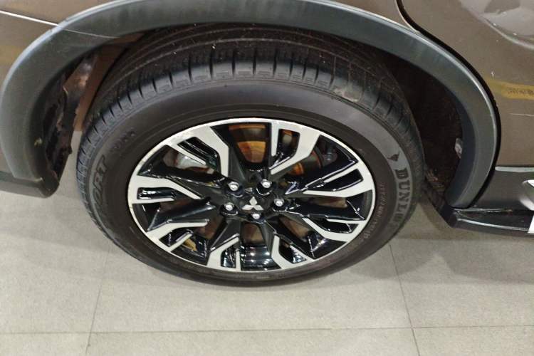 Used Mitsubishi Outlander 2019 2.4L 4x4 Zhi Xiang Edition 7 Seats China VI Standard Exterior 5