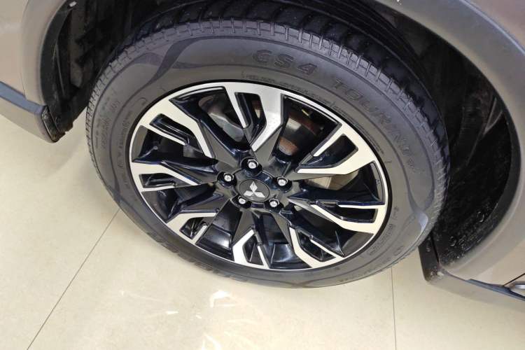 Used Mitsubishi Outlander 2019 2.4L 4x4 Zhi Xiang Edition 5 Seats China VI Standard Exterior 7