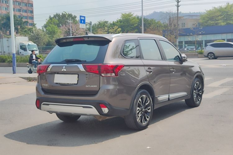 Used Mitsubishi Outlander 2019 2.0L Two-Wheel Drive Comfort Edition 7-Seater China VI Standard Exterior 8