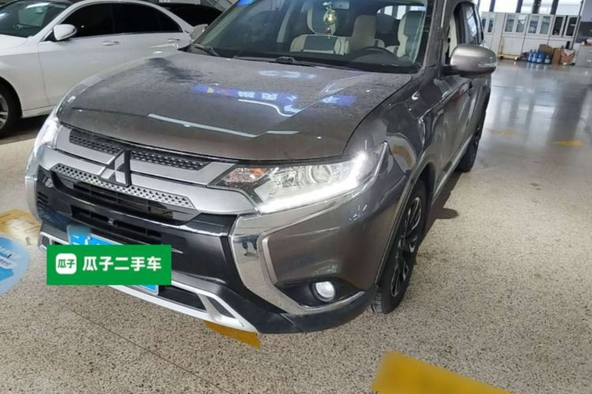 Used Mitsubishi Outlander 2019 2.0L Two-Wheel Drive Comfort Edition 7 Seats China V Emission Standard Front Left 45 Deg