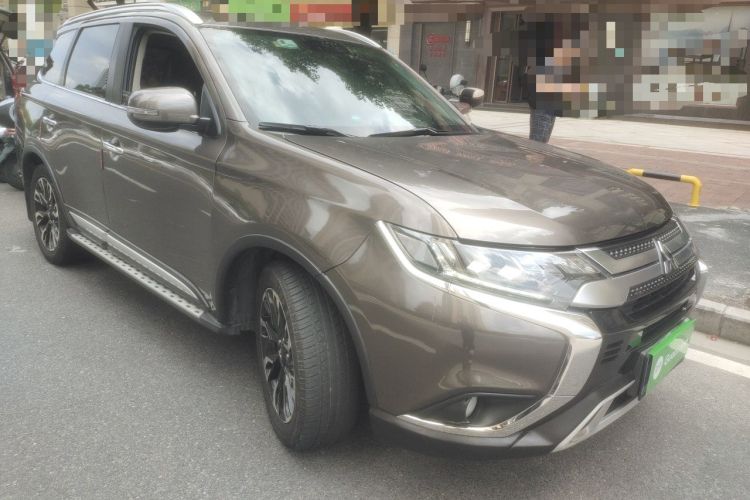 Used Mitsubishi Outlander 2019 2.4L Two-Wheel Drive ZhiXing Version 5 Seats China V Emission Standard Front Right 45 Deg