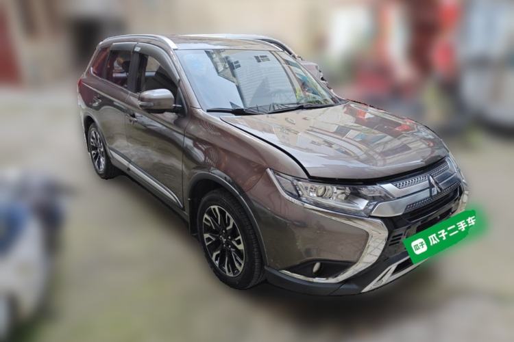 Used Mitsubishi Outlander 2019 2.0L Two-Wheel Drive Comfort Edition 7 Seats China V Emission Standard Front Right 45 Deg