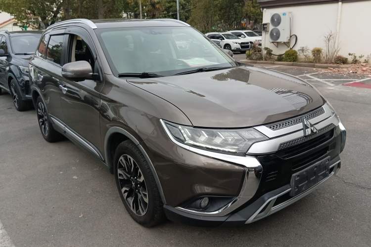 Used Mitsubishi Outlander 2019 2.4L 4x4 Zhi Xiang Edition 7 Seats China V Emission Standard Front Right 45 Deg