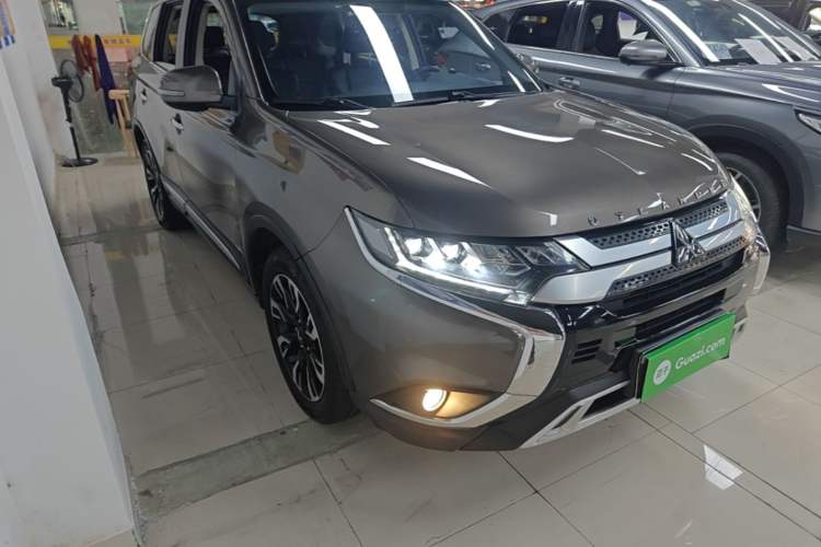 Used Mitsubishi Outlander 2019 2.4L Two-Wheel Drive ZhiXing Version 5 Seats China V Emission Standard Front Right 45 Deg
