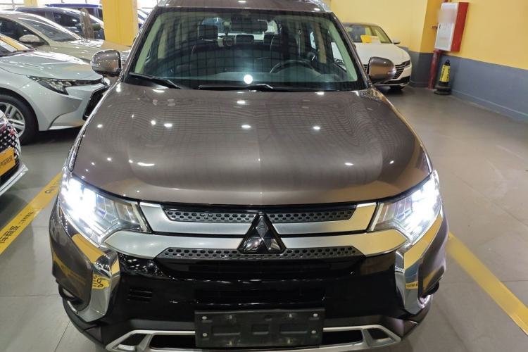 Used Mitsubishi Outlander 2019 2.4L 4x4 Zhi Xiang Edition 7 Seats China VI Standard Front