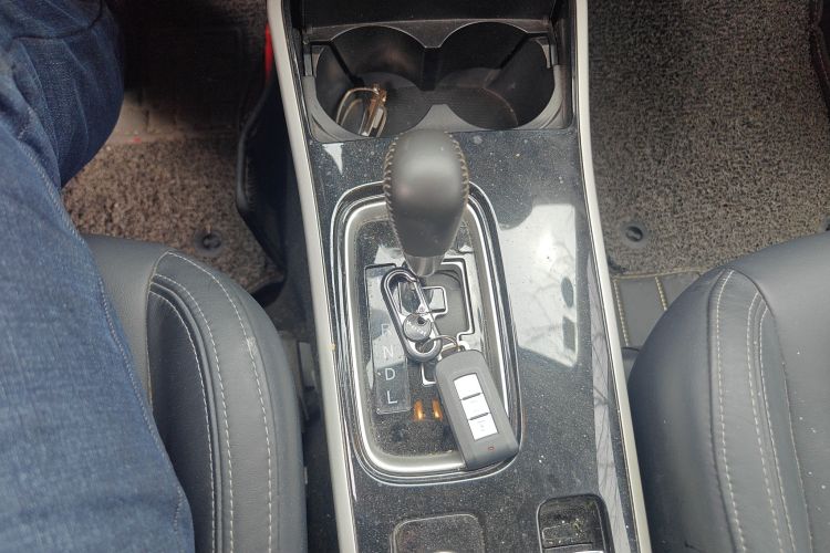 Used Mitsubishi Outlander 2019 2.4L 4x4 Zhi Xiang Edition 7 Seats China V Emission Standard Gear Lever