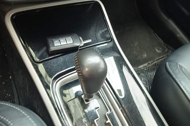 Used Mitsubishi Outlander 2019 2.0L Two-Wheel Drive Comfort Edition 5 Seats China V Standard Gear Lever