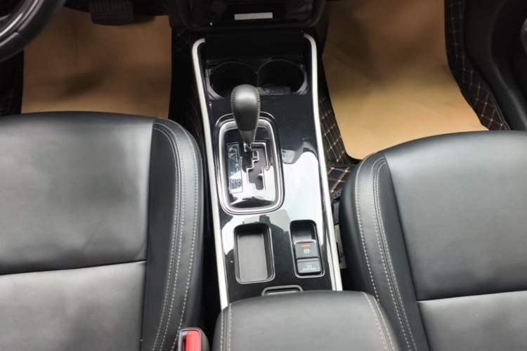 Used Mitsubishi Outlander 2019 2.0L Two-Wheel Drive Comfort Edition 5 Seats China VI Standard Gear Lever
