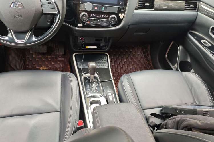 Used Mitsubishi Outlander 2019 2.0L Two-Wheel Drive Comfort Edition 5 Seats China VI Standard Gear Lever