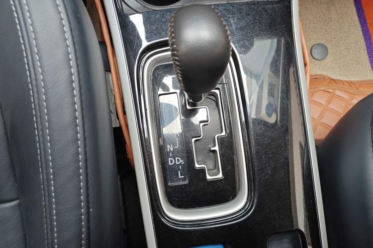 Used Mitsubishi Outlander 2019 2.0L Two-Wheel Drive Comfort Edition 7 Seats China V Emission Standard Gear Lever