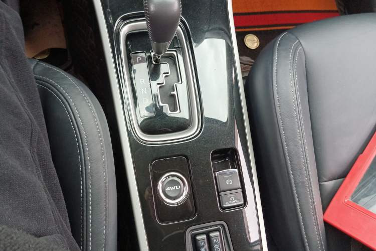 Used Mitsubishi Outlander 2019 2.4L 4x4 Zhi Xiang Edition 7 Seats China V Emission Standard Gear Lever
