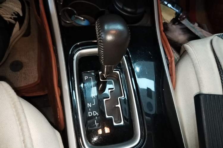 Used Mitsubishi Outlander 2019 2.0L Two-Wheel Drive Comfort Edition 7 Seats China V Emission Standard Gear Lever