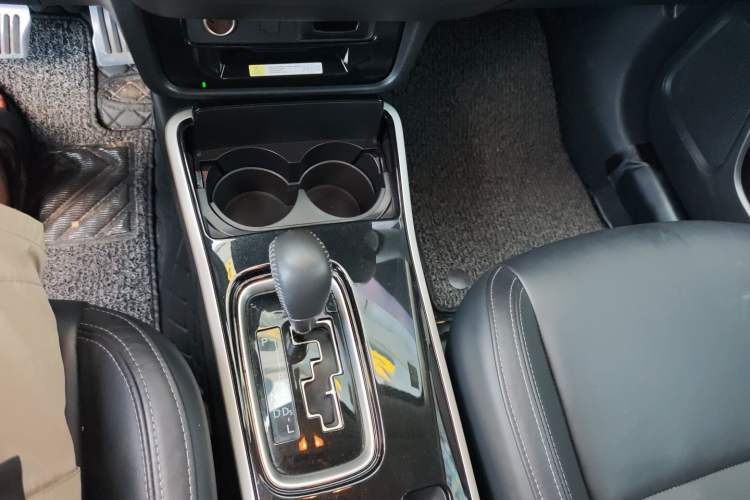 Used Mitsubishi Outlander 2019 2.0L Two-Wheel Drive Comfort Edition 5 Seats China VI Standard Gear Lever