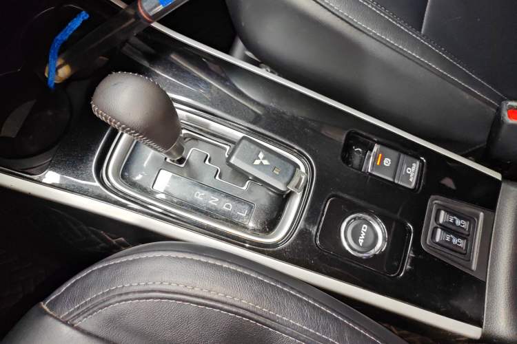 Used Mitsubishi Outlander 2019 2.4L 4x4 Zhi Xiang Edition 5 Seats China VI Standard Gear Lever