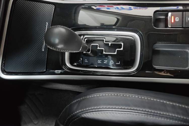 Used Mitsubishi Outlander 2019 2.4L Two-Wheel Drive ZhiXing Version 5 Seats China V Emission Standard Gear Lever