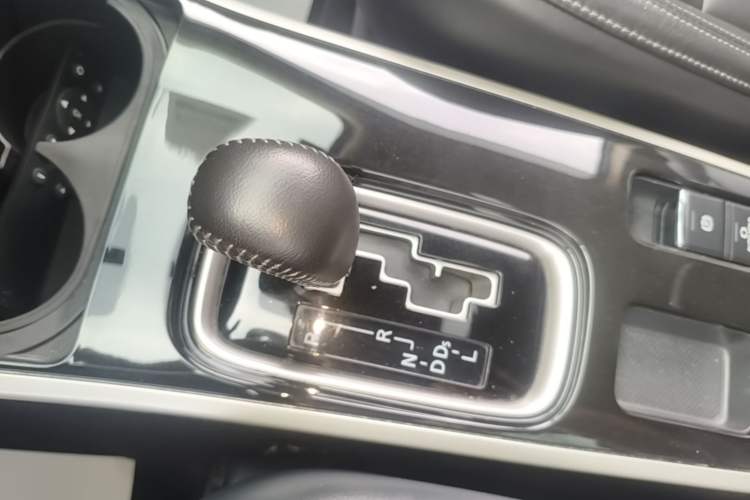Used Mitsubishi Outlander 2019 2.0L Two-Wheel Drive Comfort Edition 7-Seater China VI Standard Gear Lever