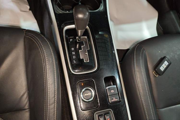 Used Mitsubishi Outlander 2019 2.4L 4x4 Zhi Xiang Edition 7 Seats China VI Standard Gear Lever