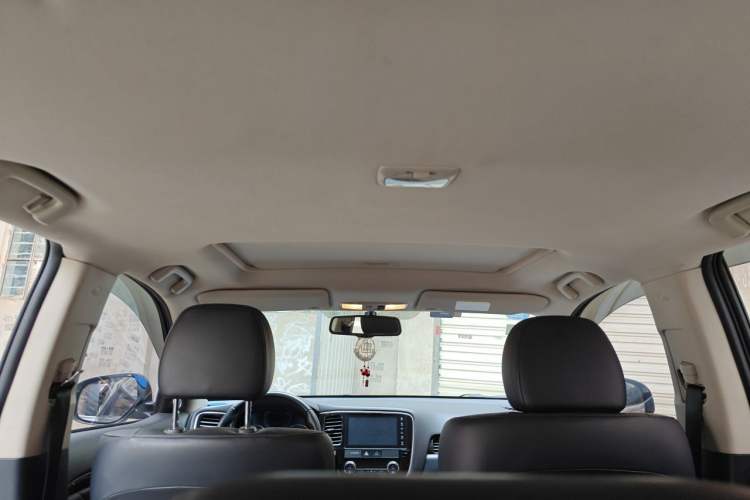Used Mitsubishi Outlander 2019 2.0L Two-Wheel Drive Comfort Edition 7 Seats China V Emission Standard Headliner