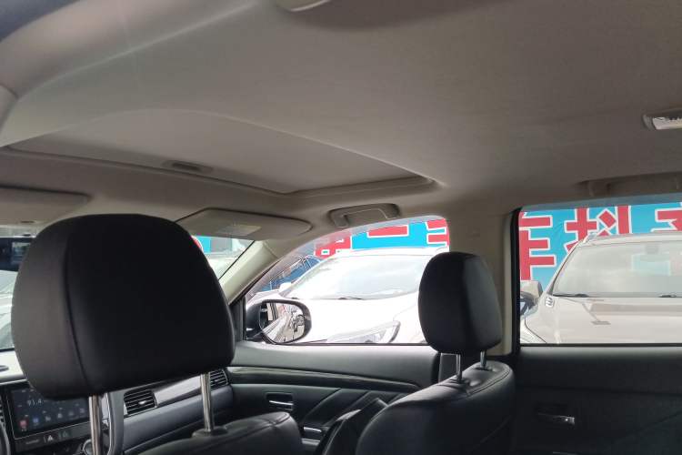 Used Mitsubishi Outlander 2019 2.4L 4x4 Zhi Xiang Edition 7 Seats China V Emission Standard Headliner