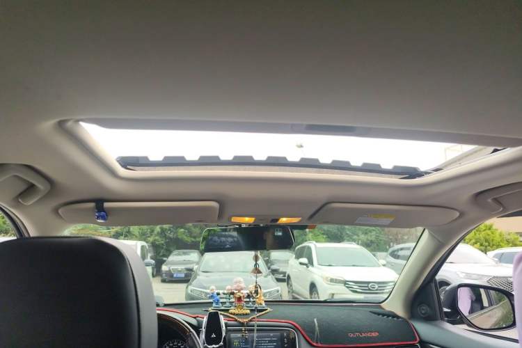 Used Mitsubishi Outlander 2019 2.4L 4x4 Zhi Xiang Edition 5 Seats China VI Standard Headliner